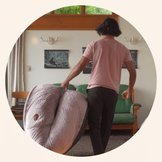 Plufl: Refinements of Relaxation Guide to Huma-Dog bed in the World. 1 imgi 25 Sarah On the Bed 1000 x 1000 px min resize
